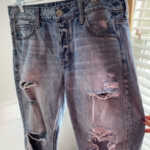 American Eagle light wash mom jeans